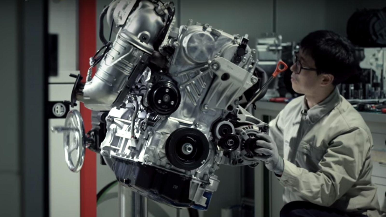 Η Hyundai λέει πως το i30 2.0 Turbo διαφέρει κατά 40% σε σχέση με τα «κανονικά» μοντέλα, ενώ το κύριο πεδίο δοκιμών θα αποτελέσει ο καινούργιος κινητή